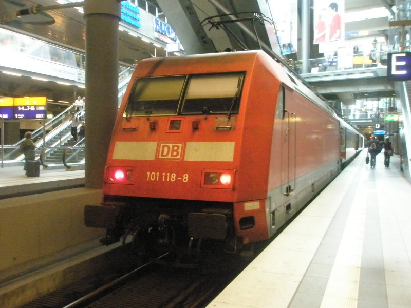 Hier 101 118-8 mit einem IC nach Eisenach, dieser Zug stand am 26.9.2009 in Berlin Hbf.