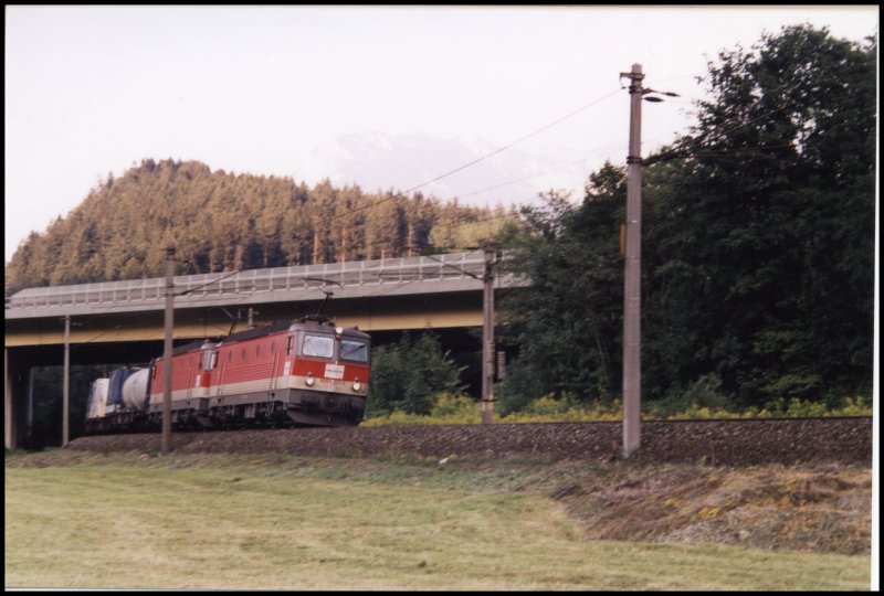 Hier ist die 1044 222 und eine Schwestermaschiene, damals noch im dienste von Lokomotion auf dem Weg zum Brenner. Das Bild entstand hinter Kufstein.