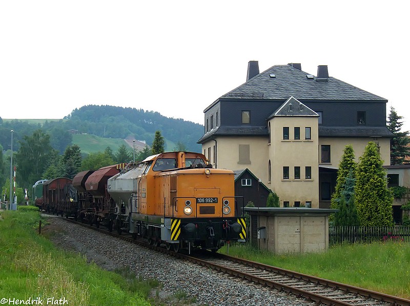 Hier ist 106 992 am 22.05.2009 mit DGS 91905 im Ortsgebiet von Raschau unterwegs.