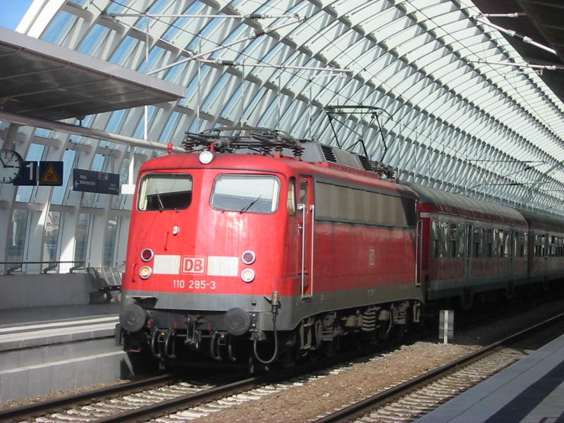 Hier ist die 110-295 beim Halt in Ludwigshafen Mitte.