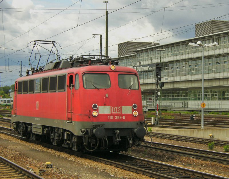 Hier ist die 110er Bgelfalte gerade auf Ego fahrt von Rgb Ost kommend und wird sich danach vor eine Regional Bahn hngen. (25.07.2009, Rgb Hbf)