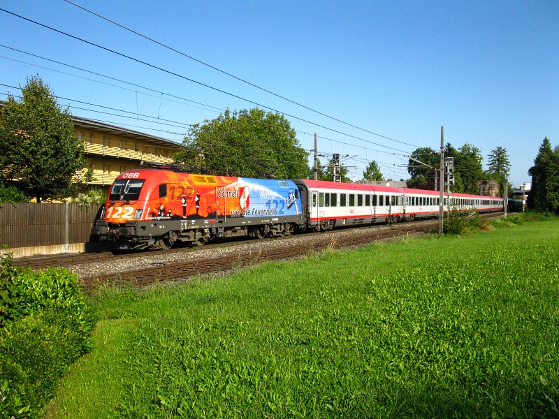 Hier die 1116 250 mit der roten Seite vorraus am EC 669 Richtung Graz.

Lg
