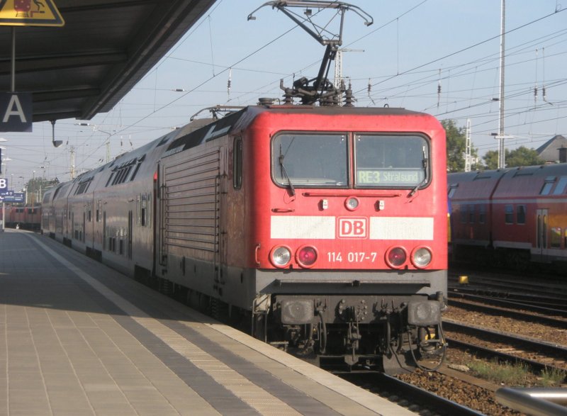 Hier 114 017-7 mit einem RE3 nach Stralund ber  Prenzlau, Anklam, Zssow, Greifswald, bei der Ausfahrt am 20.9.2009 aus Angermnde.