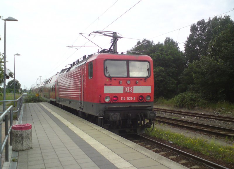 Hier 114 021-9 mit einem RE3 von Schwedt/Oder Hbf. nach Elsterwerda, bei der Ausfahrt am 7.7.2009 aus Schwedt/Oder Hbf.