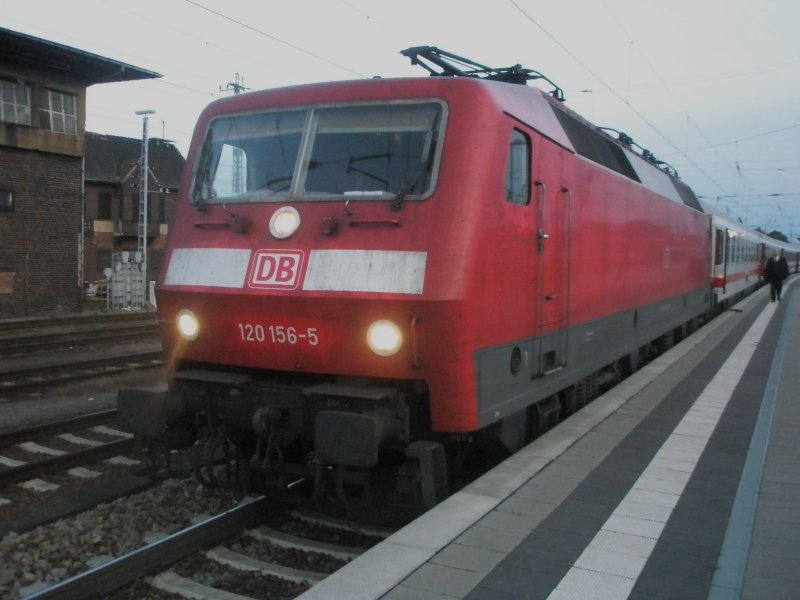 Hier 120 156-5 mit einem IC 145 nach Szczecin Glowny, dieser Zug stand am 6.10.2009 in Angermnde.