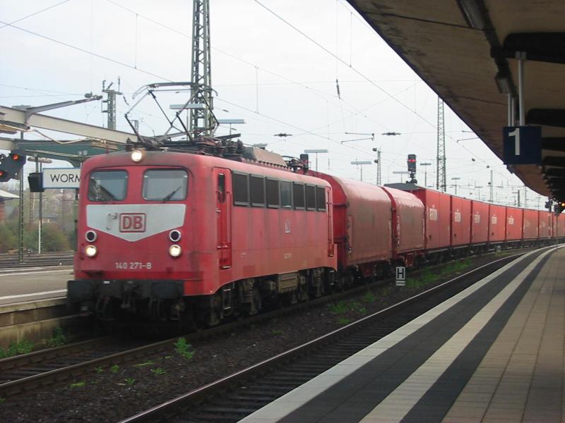 Hier ist die 140-271 bei der Durchfahrt von Worms Hbf. Normal wrde hier jetzt die Rb nach Mannheim einfahren, dies musst aber im Abstellbereich warten bis der zug durch gefahren war.