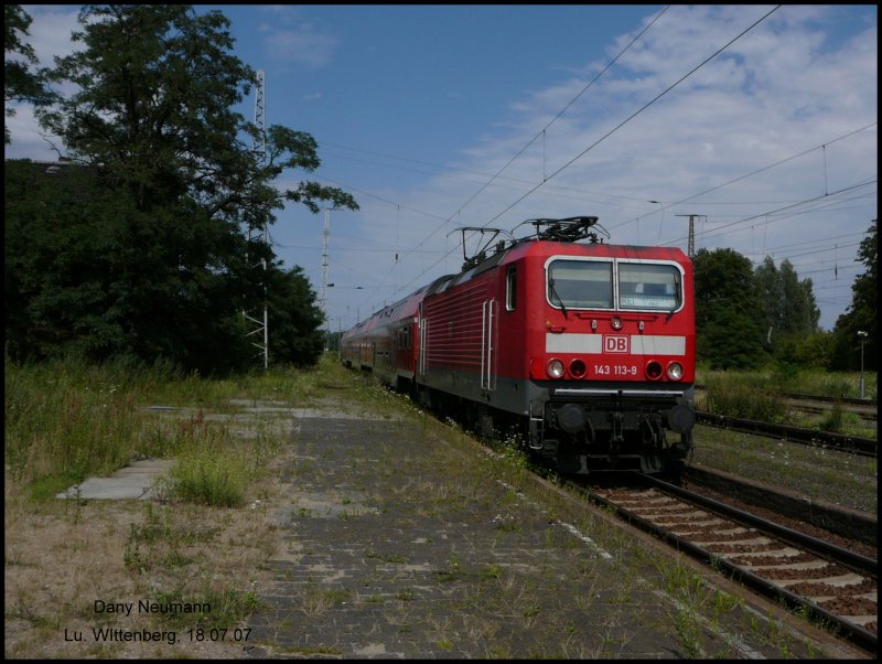 Hier 143 113 vor dem RE 36132 von Falkenberg/ELster nach Magdeburg Hbf. Hier im Bahnhof Lutherstadt Wittenberg am Bahnsteig 5. Aufgenommen am 18.07.07.