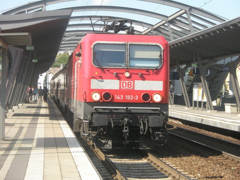 Hier 143 192-3 mit einer RB19 von Saalfeld(Saale) nach Groheringen, bei der Ausfahrt am 27.8.2009 aus Jena Paradies.