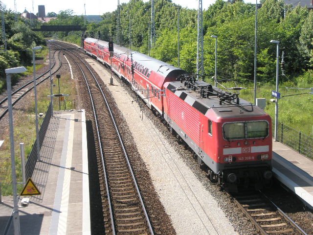 Hier 143 306-9 mit einem RE7 nach Dessau Hbf., bei der Ausfahrt am 13.6.2009 aus Bad Belzig.
