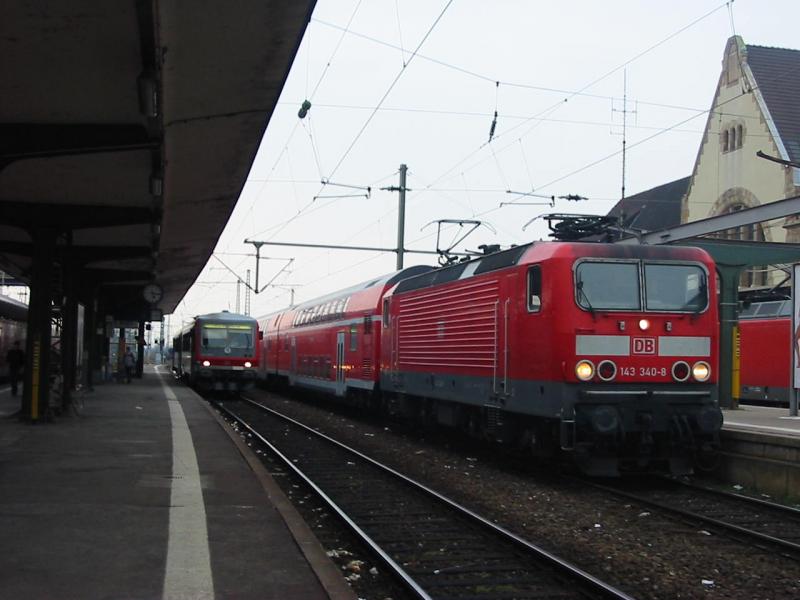 Hier ist die 143-340 am 4.3.2005 in Worms Hbf. (Weie Lichtringe)