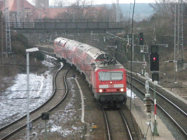 Hier 143 556-9 mit einem RE7 von Dessau Hbf. nach Wnsdorf-Waldstadt, bei der Einfahrt am 28.12.2008 in Bad Belzig.