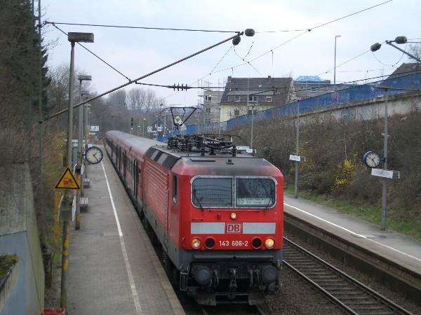 Hier die 143-606 in Gevelsberg Kipp auf der linie S8!
Die Fahrtrichtung geht von Mnchengladbach nach Hagen und von dort weiter als Linie S5 nach Dortmund.