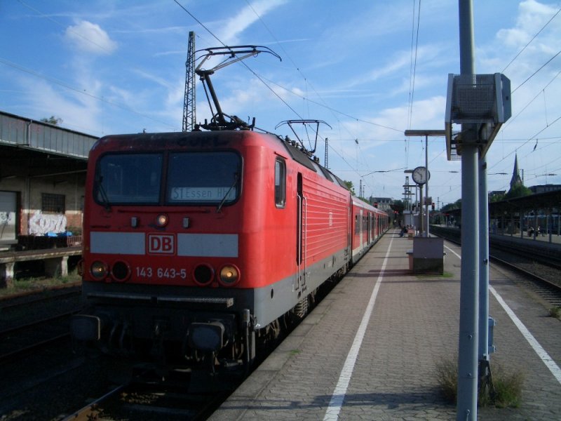 Hier die 143-643-5 in Solingen Ohligs.
Wird auf der S7 ( Solingen Ohligs- D�sseldorf Flughafen)nicht mit ET 420 und ET 423 gefahren??
Das ist richtig.
Aber Morgens und Abends verkehren die Z�ge dort im 10 Min Takt.
Die Z�ge der Linie S1 ( 143er) gehen dann von D�sseldorf Hbf auf die Linie S7 nach Solingen Ohligs �ber und zur�ck.
**aufgenommen am 17.08.06 um 17:42 uhr

Hier die 143 in KSO.
Der Tf wechselt grad die Stromabnehmer.
Dieser Zug f�hrt ab D�sseldorf weiter als S1 nach Essen.
Es gibt wohl noch keine Anzeige die S1 und S7 nach Essen anzeigt, deswegen wird nur S1 nach Essen vorne in der Lok angezeigt.