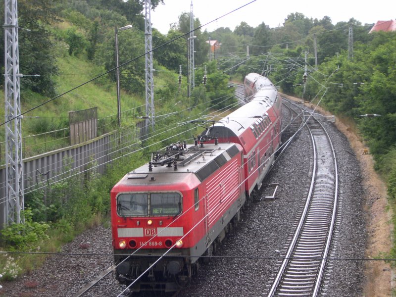 Hier 143 868-8 mit einem RE7 nach Wnsdorf-Waldstadt, bei der Einfahrt am 20.7.2009 in Bad Belzig.