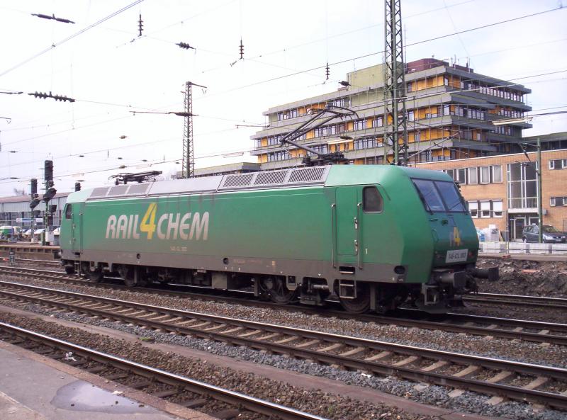 Hier 145 CL 003 von der Firma  Rail4Chem  auf dem Weg nach Aachen West zur Abstellanlage, allerdings ohne Gter sondern LZ. 03.04.2006