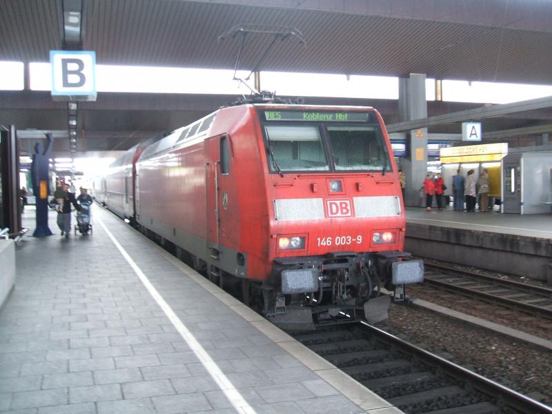 Hier ist die 146 003 - 9 im Dsseldorfer HBF. Sie befindet sich an Gleis 15 mit ihrem RE 5 von Emmerich nach Koblenz, ber Oberhausen, Dsseldorf, Kln und Bonn. Die Zug enthlt 5 Doppelstockwagen, die alle fr Tempo 160 zugelassen sind. Das Bild entstand am 05.06.2006.