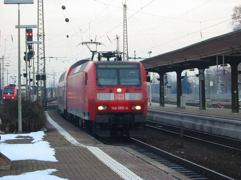 Hier ist die 146-005 am 3.3.2005 bei der Einfahrt von Worms Hbf im Hintergrund eine 482 (links im Bild).
