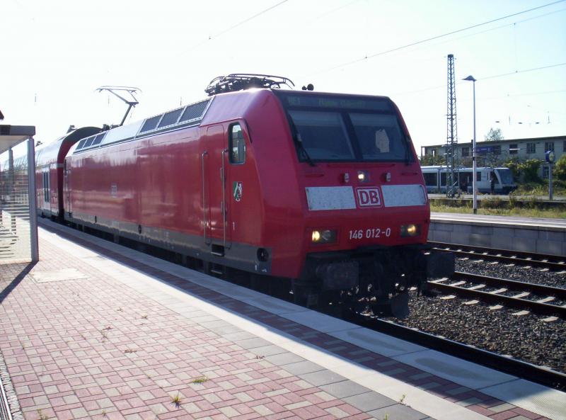 Hier die 146 012-0 mit dem RE 1 Richtung Hamm(Westf) stehend in Dren am 22.09.05.