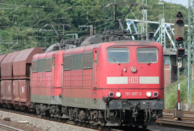 Hier die 151 007-2 & 151 002 mit einem Erzzug in Kln West am 11.07.2009