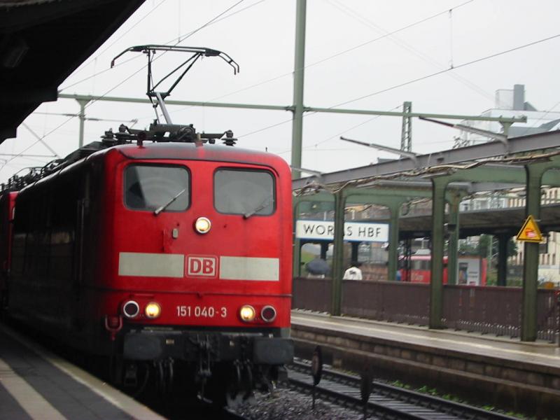Hier ist die 151-040 bei der Durchfahrt von Worms Hbf. Sieht zieht auch noch eine 155 die Defekt ist.