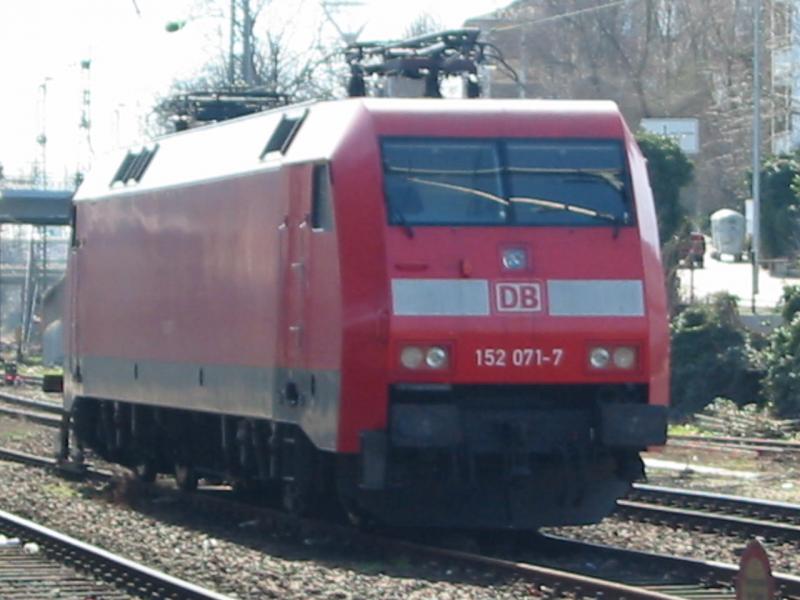 Hier ist die 152-019 am 21.03.2005 in Worms Hbf abgestellt.