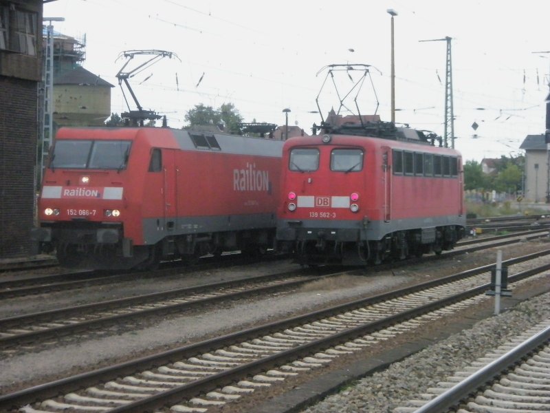 Hier 152 066-7 und 139 562-3, diese beiden Loks warten am 25.9.2009 in Angermnde auf freie Ausfahrt.