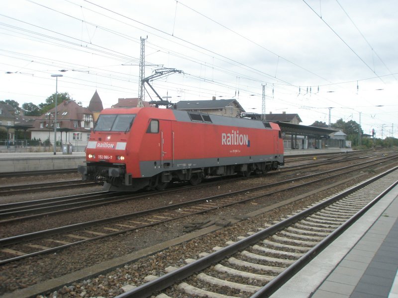 Hier 152 066-7, beim rangieren am 25.9.2009 in Angermnde.