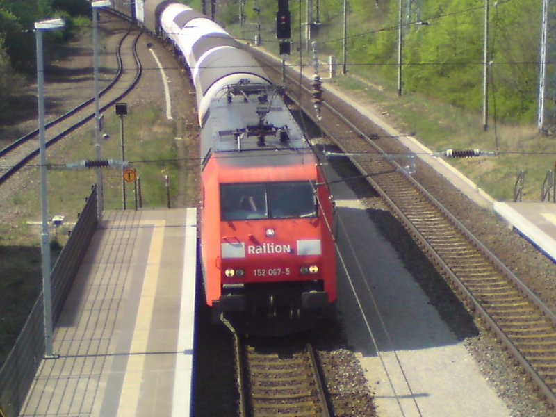 Hier 152 067-5 mit einem Gterzug in Richtug Berlin, bei der Durchfahrt am 15.4.2009 durch Bad Belzig.
