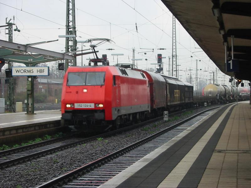 Hier ist die 152-124 bei der Durchfahrt von Worms Hbf.