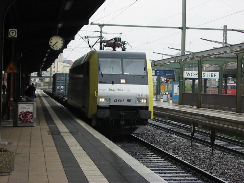 Hier ist die 152-908 der Firma boxXpress bei der Durchfahrt von Worms Hbf.