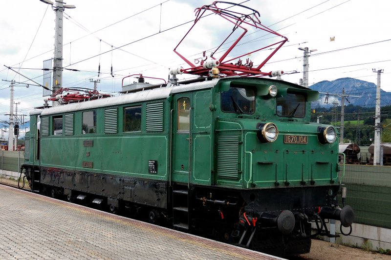 Hier die 1670.104 noch einmal in ihrer vollen Pracht. Besonders schn die altertmlichen Ornamente in dem hellen lindgrn und die in derselben Farbe abgehobenen Griffstangen. Pflege wird bei der BB halt GROSS geschrieben. (Wrgl, 23./24.08.08)