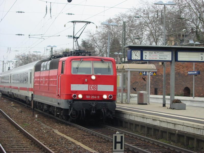 Hier ist die 181-204 mit ihrem verspteten EC bei der Einfahrt von Neustadt.
