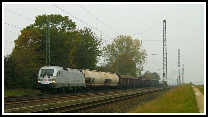 Hier 182 004-2 kurz vor seiner Entklebung. Wo und wann er genau entklebt wird wei ich nicht. Jedenfalls war ich sehr froh ihn noch mal zu sehen.23.10.2009 Mangolding