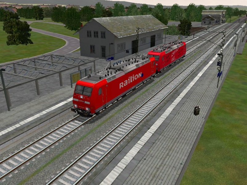 Hier die 185 010 mit eienr Schwestermaschine vor einem HP0 bei der berfhrung von Basel nach Freiburg in Heitersheim.