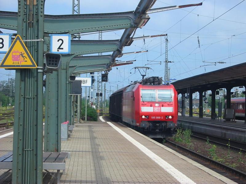 Hier ist die 185-088 mit ihrem Gterzug voller Autos bei der Durchfahrt von Worms Hbf.