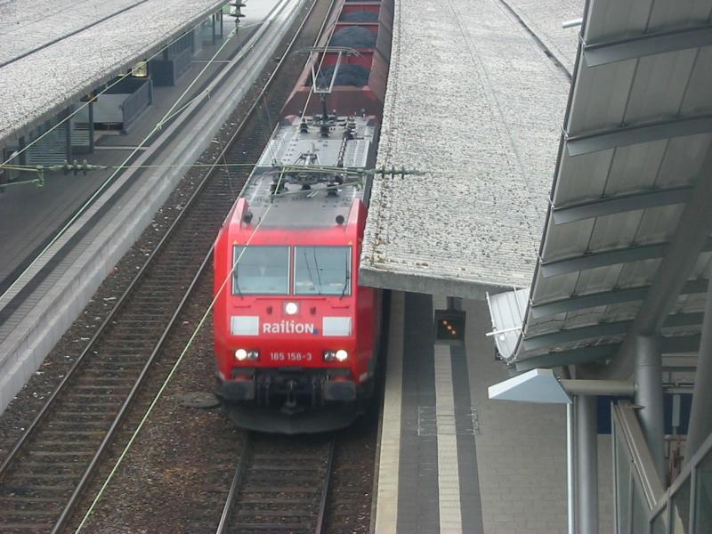 Hier ist die 185-158 bei der Durchfahrt von Neustadt.