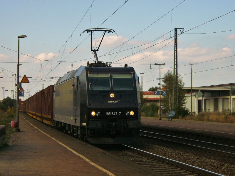 Hier 185 547 -7 MRCE, der gerade durch den Obertraublinger Bahnhof fhrt. Aufgenommen am 25.09.2009