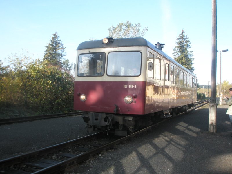 Hier 187 012-0 der HSB nach Nordhausen Nord, bei der Ausfahrt am 19.10.2009 aus Stiege.