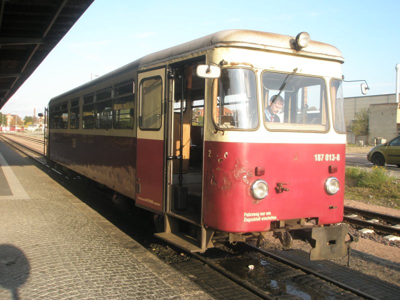 Hier 187 013-8 als HSB8969 von Quedlinburg nach Gernrode(Harz), dieser Triebzug stand am 19.10.2009 in Quedlinburg.