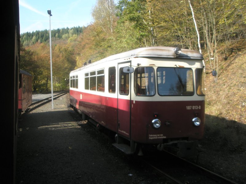 Hier 187 013-8 der HSB nach Alexisbad, bei der Ausfahrt am 19.10.2009 aus M�desprung.