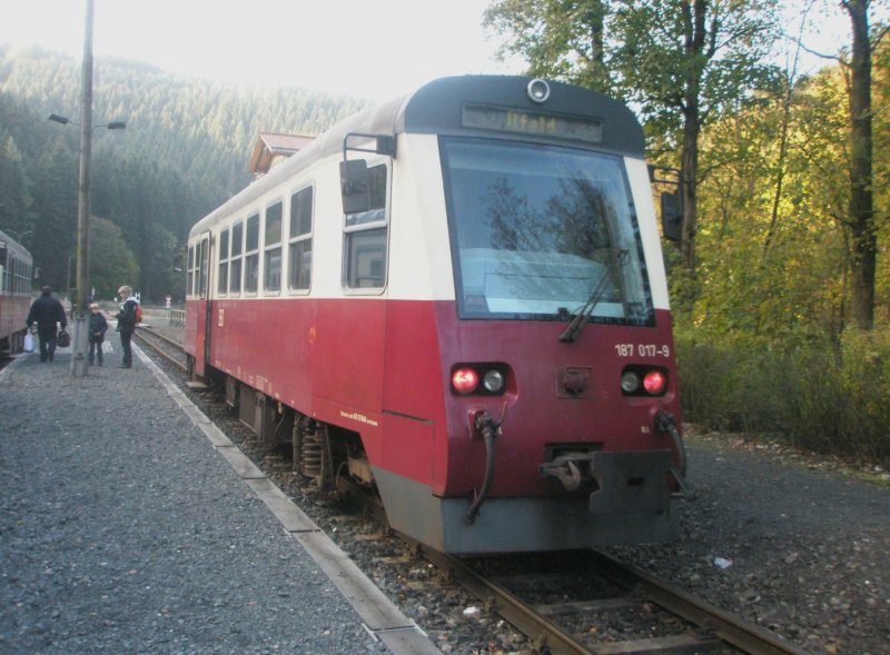 Hier 187 017-9 der HSB nach Ilfeld, dieser Zug stand am 19.10.2009 im Bahnhof  Eisfelder Talmhle .