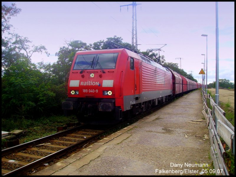 Hier 189 040. Sie durchfhrt gerade den Bahnhof Falkenberg/Elster oberer Bahnof. Aufgenommen am 05.09.07.