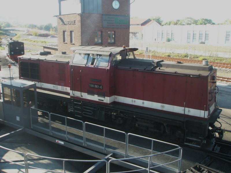 Hier 199 861-6 der HSB, stand am 20.10.2009 auf der Drehscheibe im BW Wernigerode. 