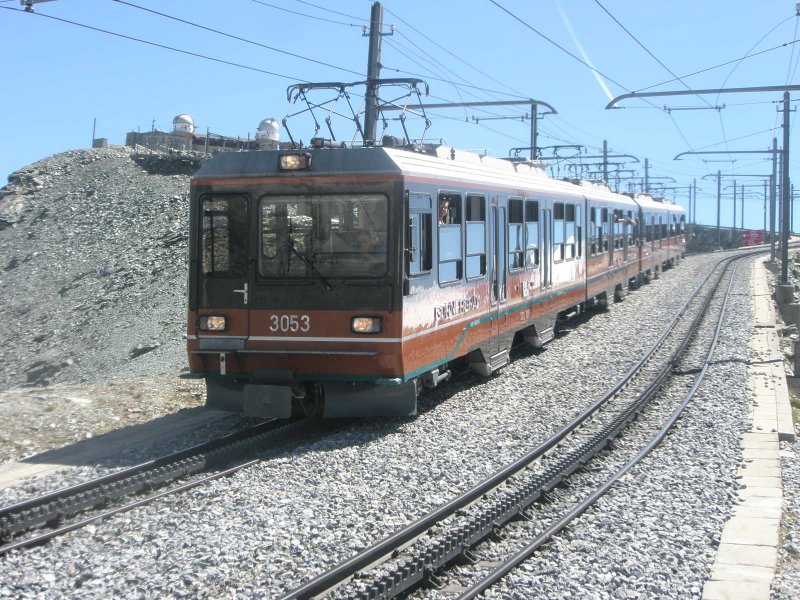 Hier 3053 der GGB, mit einem Zug am 26.7.2009 nach Zermatt.