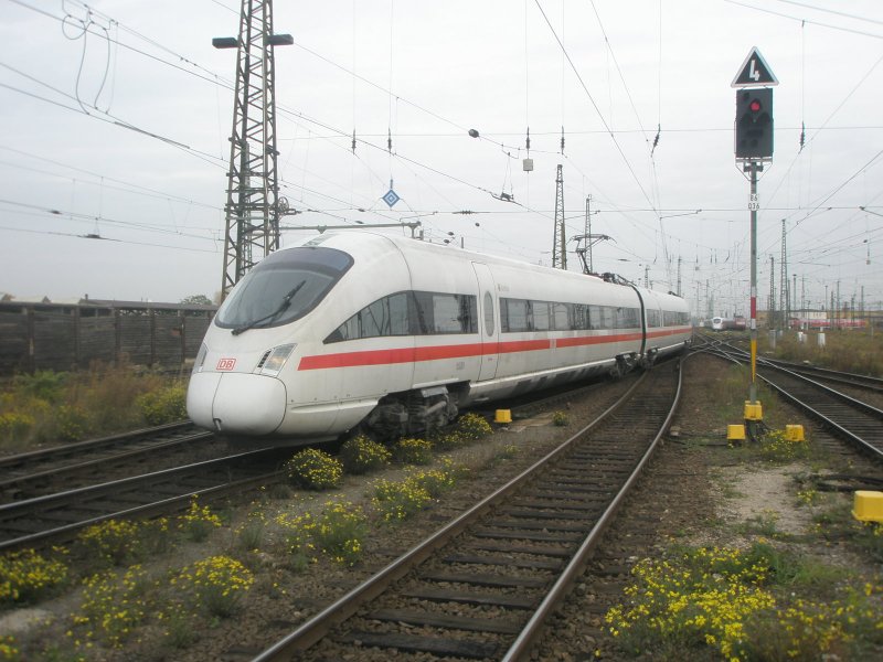 Hier 411 071-4  Oschatz  als ICE1555 von Wiesbaden Hbf. nach Dresden Hbf., bei der Einfahrt am 28.10.2009 in Leipzig Hbf.
