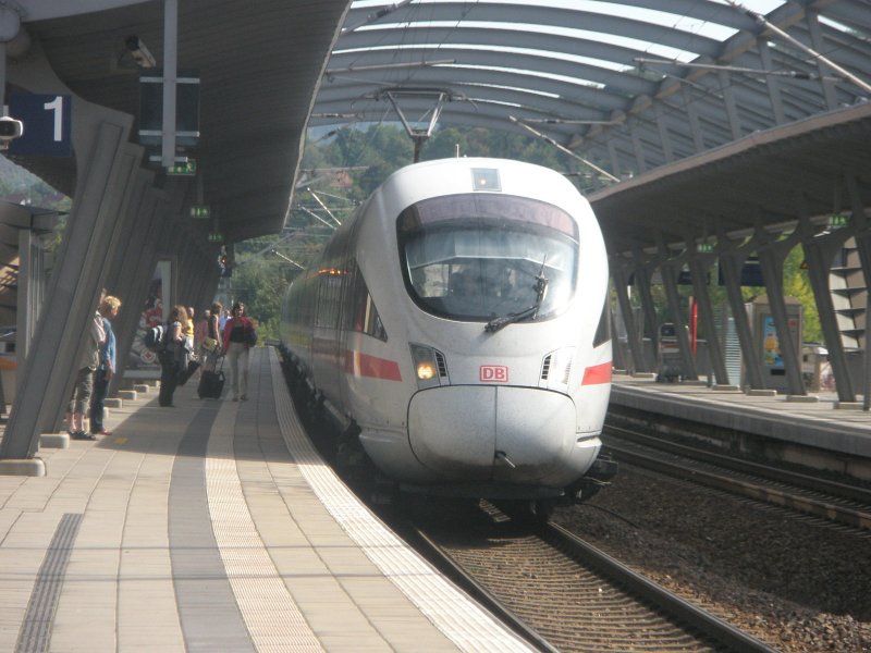 Hier 411 812-8  Hamburg  als ICE1608 von Berlin Gesundbrunnen nach Bamberg Hbf., bei der Einfahrt am 28.8.2009 in Jena Paradies.