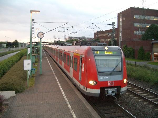 Hier der 423-299 mit einer zweiten Einheit in Dormagen Bayerwerk.
Die fahrt geht von D�sseldorf Werhahn �ber D�sseldorf, Neuss und K�ln nach Bergisch Gladbach.