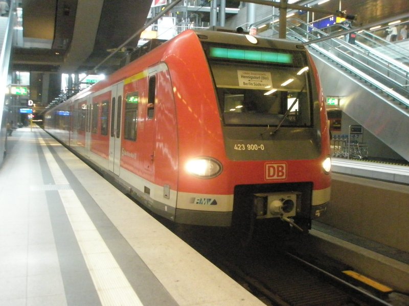 Hier 423 900-0 als S-Bahn Ersatzzug von Berlin Sdkreuz nach Hennigsdorf (b. Berlin), bei der Ausfahrt am 26.9.2009 in Berlin Hbf.