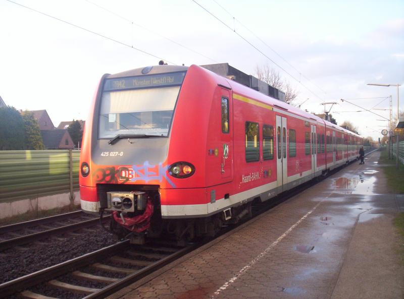 Hier 425 027 auf dem Weg von Essen Hbf nach M�nster(Westf) Hbf bei einem Zwischenhalt in Sythen am 01.04.2006