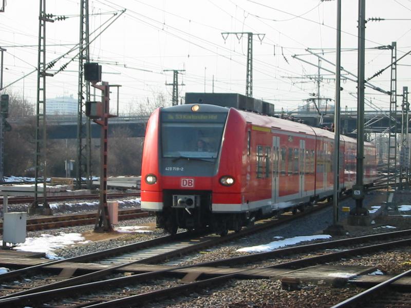 Hier ist die 425-219 gerade bei der Einfahrt von Mannheim Hbf.